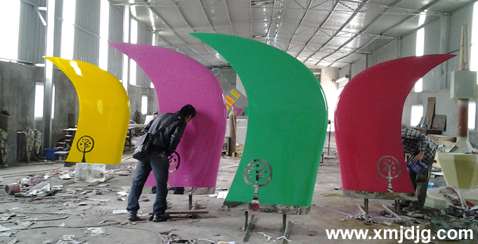 墨尔本不锈钢烤漆雕塑“牛角”