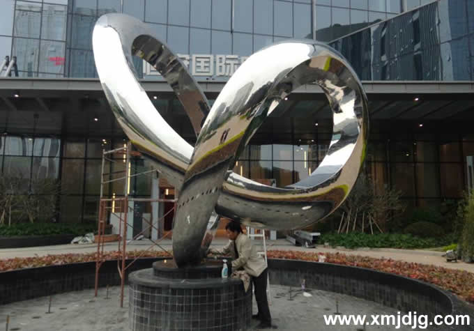 恒安集团不锈钢亮光雕塑
