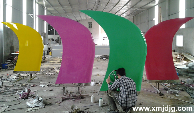 墨尔本不锈钢烤漆雕塑“牛角”