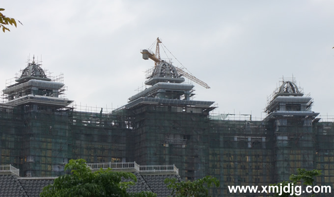 杏林湾的钢板烤漆雕塑“皇冠”