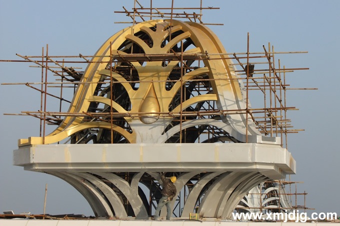 杏林湾的钢板烤漆雕塑“皇冠”