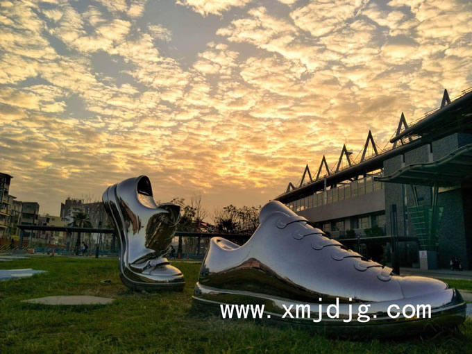 不锈钢亮光运动鞋雕塑
