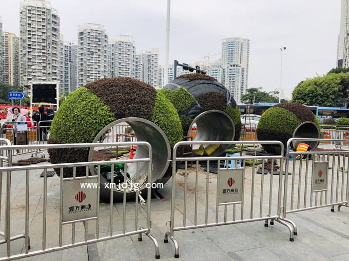 绿雕不锈钢结合雕塑